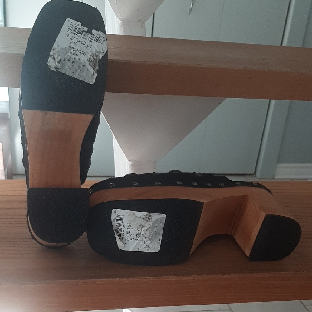 NWT FRee🔥People PRICED TO SELL🔥 Black/Tan Studded Clogs SIZE 7.5 - Picture 6 of 6